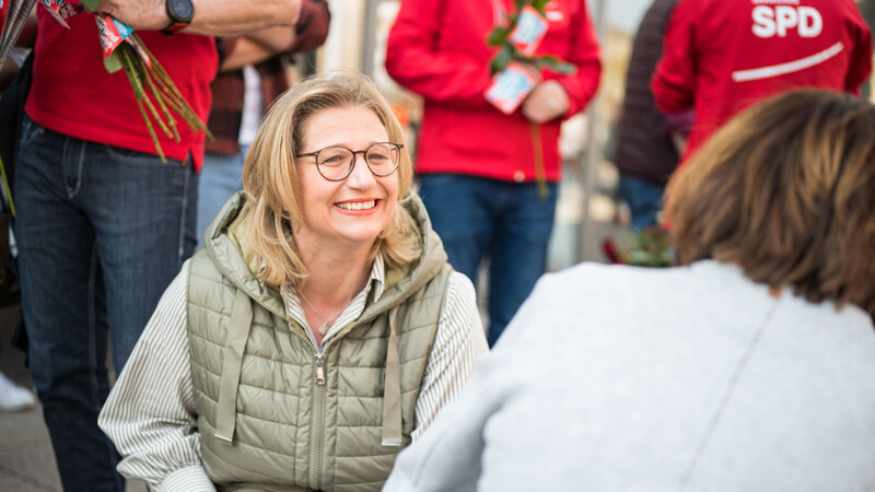 Anke Rehlinger von der SPD beim Landtagswahlkampf im Saarland