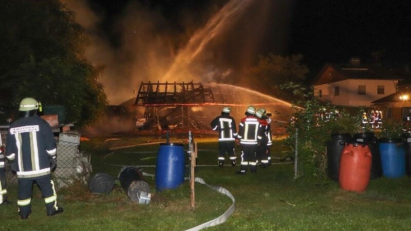 In Niederalteich gerieten am Montagabend mehrere Geräteschuppen in Brand.