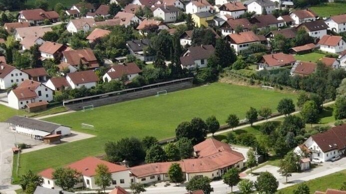 Bereits Ende 2019 stellte der FC Hohenthann einen Antrag über eine Grundsatzentscheidung zum geplanten Bau eines Sportzentrums. Eine finale Entscheidung wurde bis jetzt aber noch nicht getroffen.
