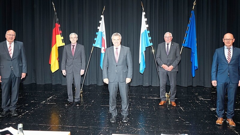 Landrat Peter Dreier (Mitte) und seine Stellvertreter: Bei der konstituierenden Kreistagssitzung wurden (v.l.) als Vize Rudolf Lehner (CSU), Fritz Wittmann (FW) sowie (v.r.) Sebastian Hutzenthaler (SPD) und Sebastian Satzl (CSU) gewählt.