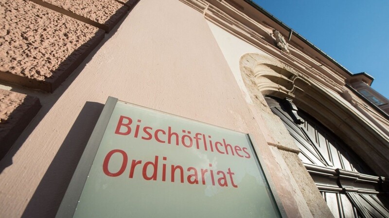 "Bischöfliches Ordinariat" steht auf einem Schild am Verwaltungssitz der Diözese Eichstätt.