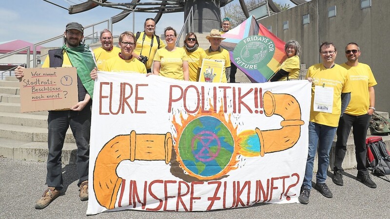 Mehrere Klimaaktivisten hatten sich am Freitag vor der Sparkassen-Arena postiert, wo das Plenum stattfand.
