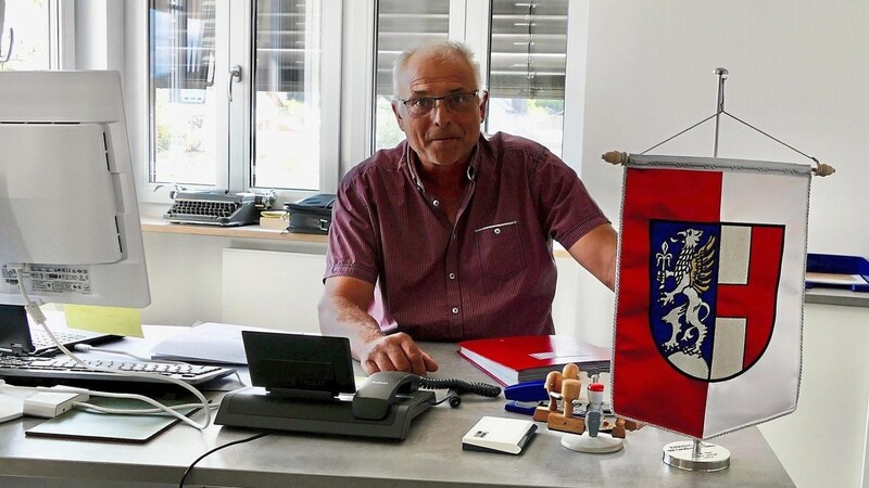Josef Ederer an seinem Schreibtisch im Rathaus.