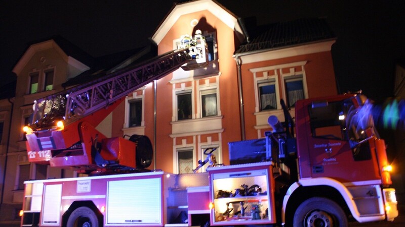 Ein Feuermelder hatte in einem Haus an der Geiselhöringer Straße ausgeschlagen - innerhalb weniger Minuten waren die Einsatzkräfte vor Ort und stellten in einer Wohnung Gasgeruch fest.