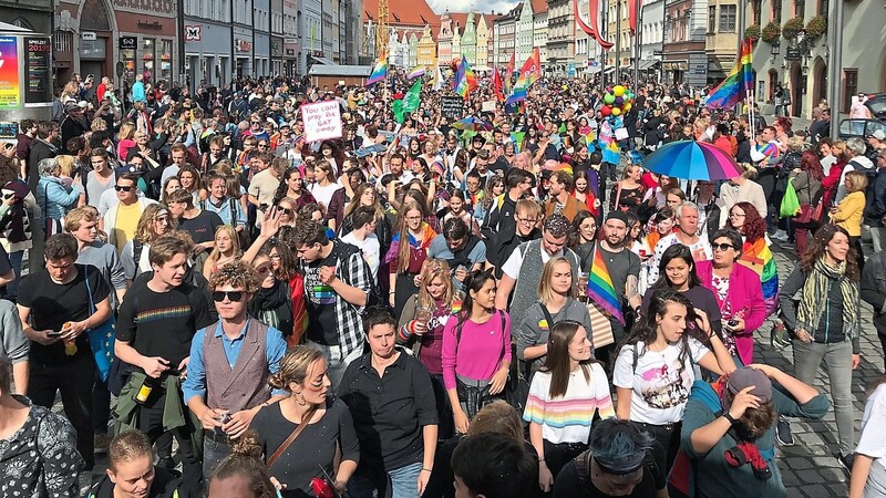2019 hat der erste CSD Niederbayern in Landshut stattgefunden. Die neue Beratungsstelle ist der nächste große Schritt, im ländlichen Raum die Angebote für queere Menschen zu verbessern.