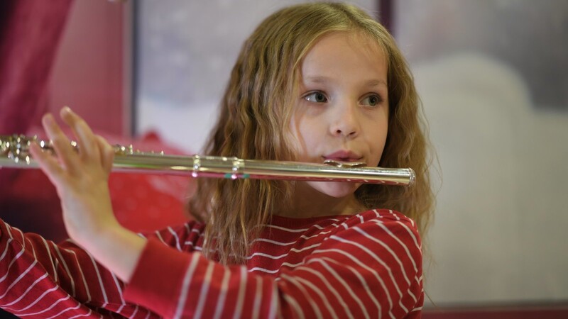Veronika Speil, voll konzentriert beim Flötenspiel.