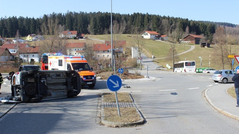 Der Unfall ereignete sich im Kreisverkehr. Der Kastenwagen war von oben aus Richtung Fernsdorf gekommen.