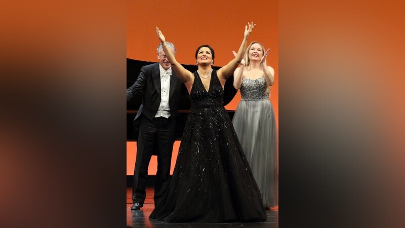 Malcolm Martineau, Anna Netrebko und Elena Maximova bei ihrem Liederabend im Nationaltheater.