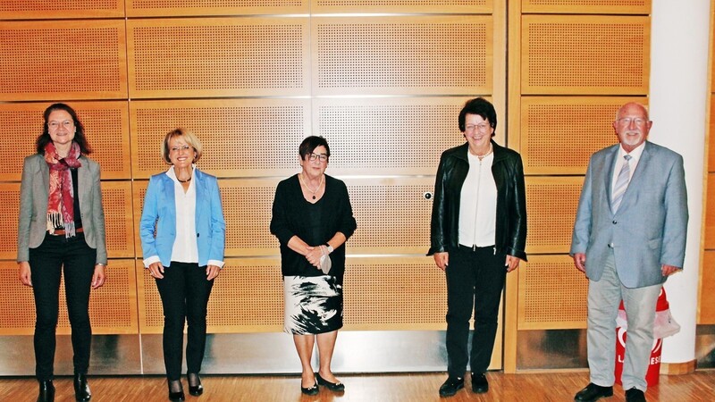 Schriftführerin Claudia Griessl (v.l.) Vorsitzende Dr. Regine Langer-Huber, Vorstandsmitglied Brigitte Messerschmitt mit Altbürgermeisterin Maria Stelzl und Bürgermeister Werner Schäfer.