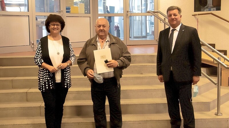 Siegfried Trauner (Mitte) mit Osterhofens Bürgermeisterin Liane Sedlmeier und Landrat Christian Bernreiter.