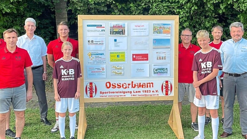 Die Vorstände Ludwig Koholka, Thomas Loderbauer und Alfons Blattner freut es, dank zahlreicher Sponsoren die Fußballschule auch heuer wieder anbieten zu können.