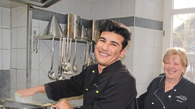 Trotz ungewisser Zukunft und Sorgen: Bei den Pritschers wird in der Küche viel gelacht. Das ist wie Balsam für den 19-jährigen Khushal Barakzai.