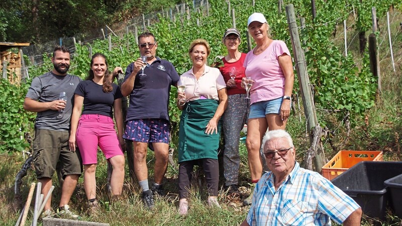 Irmgard Riedl (4. von rechts) mit einem Teil der Freunde und Nachbarn, die ihr bei der Weinlese geholfen haben.