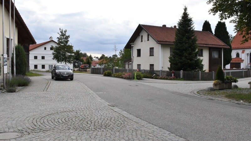 Die gewundene Straße "Kirchplatz" ist nicht sehr übersichtlich - dennoch darf keine Geschwindigkeitsbegrenzung dauerhaft eingeführt werden.
