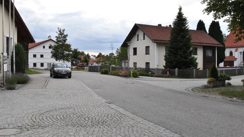 Die gewundene Straße "Kirchplatz" ist nicht sehr übersichtlich - dennoch darf keine Geschwindigkeitsbegrenzung dauerhaft eingeführt werden.