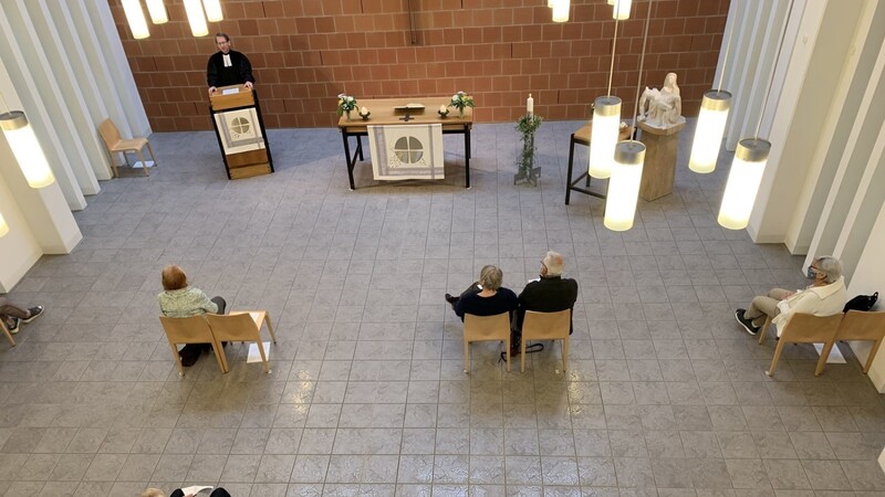 Dem Nächsten im Gebet und in Gedanken nah, real weit auseinander: Nach zwei Monaten feierten evangelische Christen in Moosburg und Wartenberg wieder Gottesdienst.
