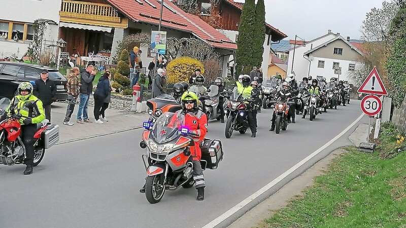 Aufstellung vor dem Korsostart am Ortsausgang von Grattersdorf: Hinter den Führungsfahrzeugen reihten sich die 120 Teilnehmer dicht an dicht ein.