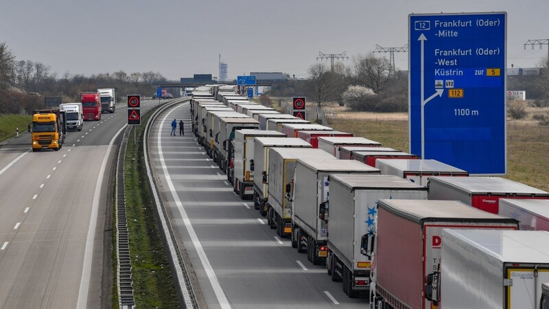 Während der Grenzschließungen im Frühjahr 2020 kam es oft zu kilometerlangen Staus vor Grenzübergängen - wie zum Beispiel vor dem deutsch-polnischen Grenzübergang an der Autobahn A 12.