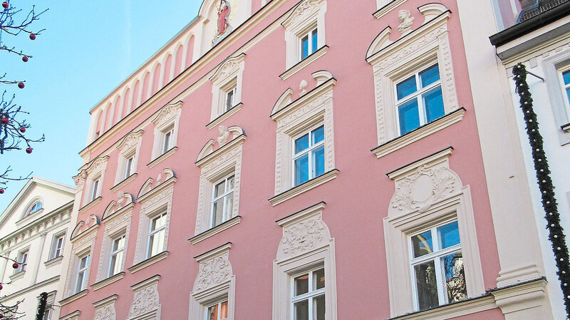 Mit großem Aufwand wurde die spätbarocke Fassade des Wohn- und Geschäftshauses am Theresienplatz 3 saniert. Die Stadt unterstützt die Eigentümer mit einem Zuschuss von 4 000 Euro.