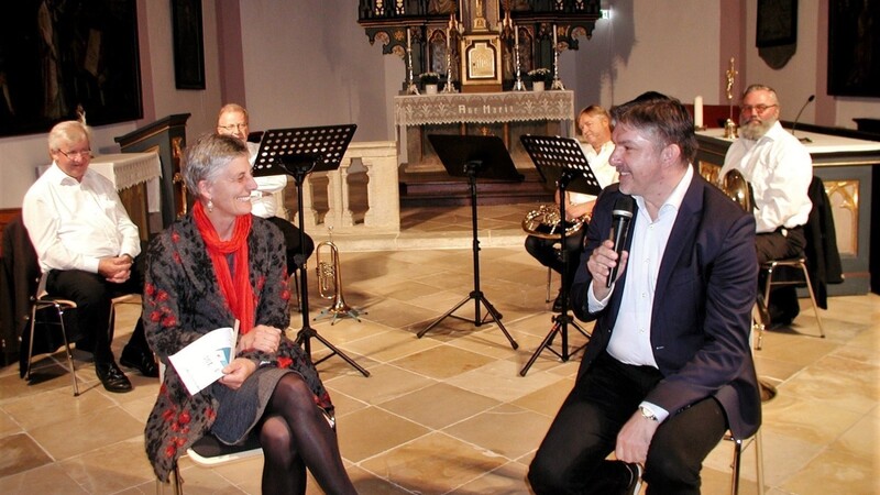 Thomas E. Bauer gab in der Frauenbergkirche unter der Moderation von KEB-Geschäftsführerin Brigitte Eichinger einen Einblick in sein ereignisreiches Leben. Das Blechbläserquartett "Nur für'n Thomas" umrahmte den Abend musikalisch.
