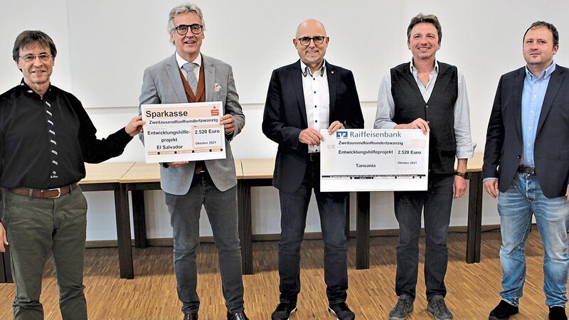 Sie freuen sich über die Spendenbereitschaft: Hans Staudner, stellvertretender Schulleiter Uli Fischer, Schulleiter Siegfried Zistler, Matthias Pechtl und Oliver Steger (von links).