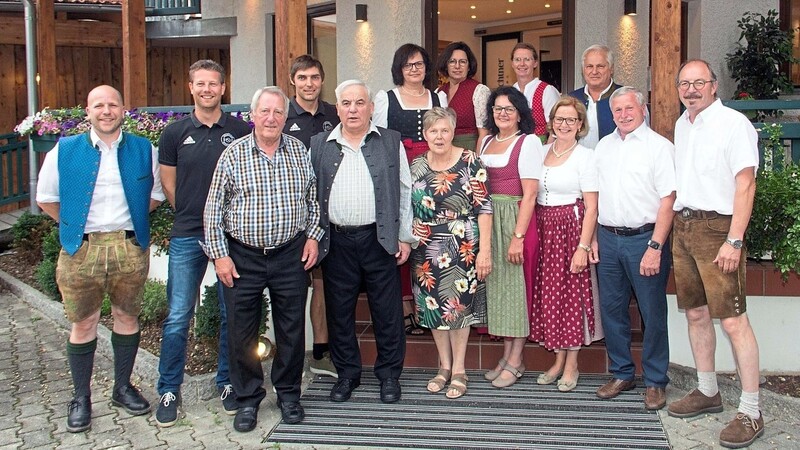 Zahlreiche Vereine und Bräu Michael Sturm sowie die Ehrengäste gratulierten am Samstagabend "Dichterwirt" Georg Schachtner.