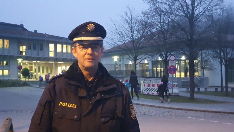 Polizist Karlheinz Seemann beobachtet am Mittwochmorgen den Verkehr vor der Grundschule Kronwinkl.