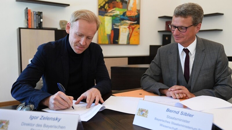 Igor Zelensky und Bernd Sibler (rechts) bei der Vertragsunterzeichnung.