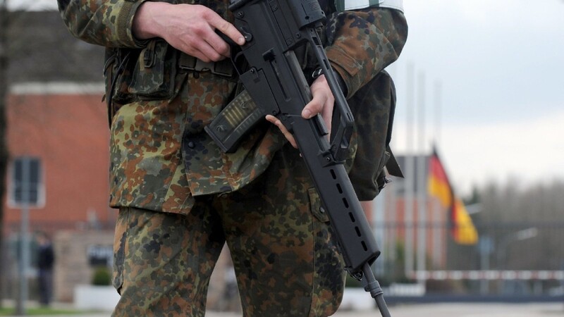 Nach den Anschlägen von Paris und Brüssel diskutiert die Politik darüber, ob die Bundeswehr auch im Inneren aktiv werden kann.