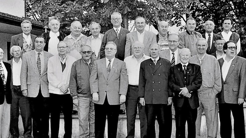 Die bei der 75-Jahrfeier ausgezeichneten Spvgg-Mitglieder mit den Ehrengästen. Auf dem Foto ist auch Stadtrat Heinz Hager (2. v. l.) zu sehen, der damals die Festrede hielt und dabei auch ausführlich auf die Geschichte der Spvgg einging.