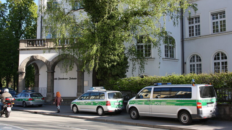 Mindestens zehn Polizeiwägen stehen derzeit vor der Jakob-Sandtner Realschule in Straubing. Der Grund: Ein größerer Polizeieinsatz aufgrund einer anonymen Drohung. (Foto: Julia Gabauer)