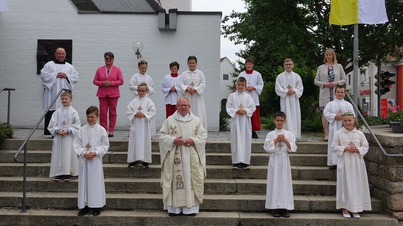 Feierliche Kommunion: Zehn Kinder traten in Miltach zum ersten Mal an den Tisch des Herrn.