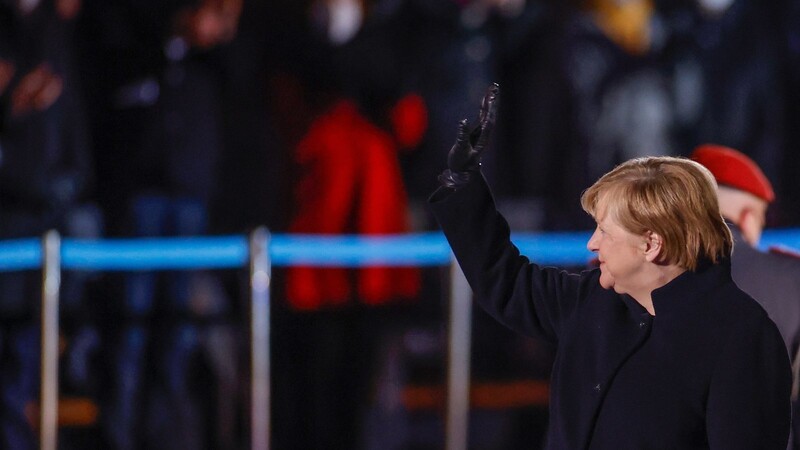 Merkel darf aufhören. "Und ich glaube, das wird mir gefallen", wenn bald ein anderer ihren Job übernehmen wird, sagte sie zum Zapfenstreich.