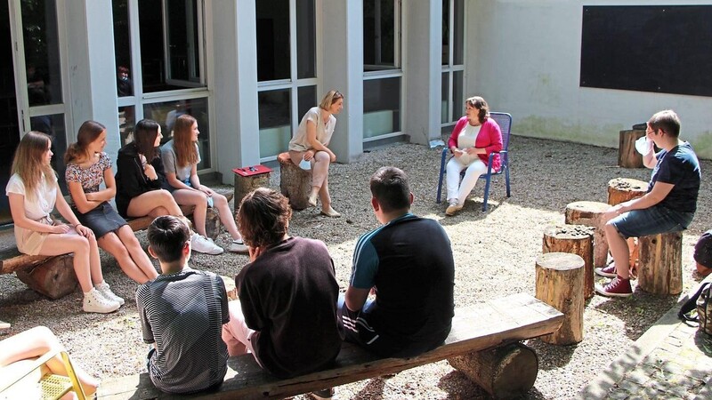 Im "grünen Klassenzimmer" stellte sich MdB Marianne Schieder den Fragen der interessierten Schüler.