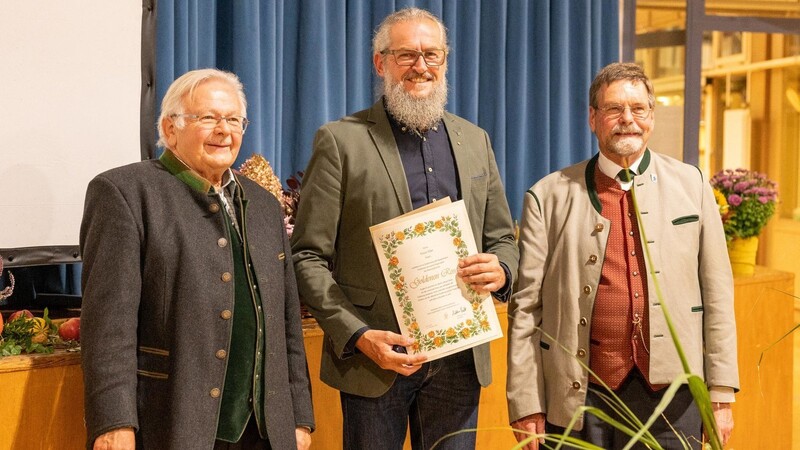 Der Präsident des Landesverbandes für Gartenbau und Landespflege Wolfram Vaitl (r.) überreichte mit Michael Weidner, Vorsitzender des Bezirksverbandes, die Auszeichnung an Klaus Eder.