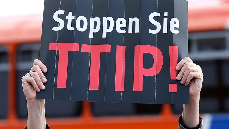 Die Proteste gegen das geplante Freihandelsabkommen TTIP nehmen zu. Auf politischer Ebene ist der Zeitplan für den Vertragsabschluss nicht mehr einzuhalten.