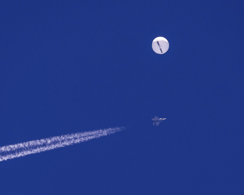 Auf diesem schwebt ein großer Ballon über dem Atlantischen Ozean vor der Küste von South Carolina. Darunter sind ein Kampfjet und seine Kondensstreifen zu sehen. Der Ballon wurde von einer infrarotgesteuerten Luft-Luft-Rakete des Typs AIM-9X Sidewinder von einem F-22-Kampfflugzeug aus einer Höhe von 58.000 Fuß (etwa 17,7 km) in der Nähe von Myrtle Beach abgeschossen. 