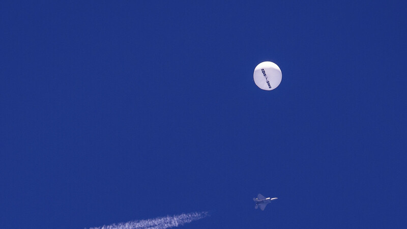 Auf diesem schwebt ein großer Ballon über dem Atlantischen Ozean vor der Küste von South Carolina. Darunter sind ein Kampfjet und seine Kondensstreifen zu sehen. Der Ballon wurde von einer infrarotgesteuerten Luft-Luft-Rakete des Typs AIM-9X Sidewinder von einem F-22-Kampfflugzeug aus einer Höhe von 58.000 Fuß (etwa 17,7 km) in der Nähe von Myrtle Beach abgeschossen.