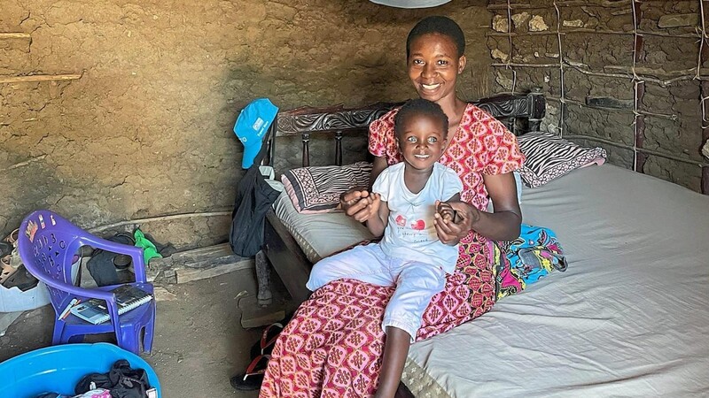 Sie lächeln, obwohl sie viele Probleme haben: Mama Sidi mit ihrer gehörlosen Tochter Tabitha hofft darauf, dass ihr Kind auch zur Gehörlosenschule gehen kann. Für ihre drei Kinder, die alle gehörlos sind, sucht der Verein Paten.