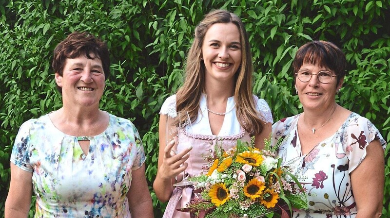 Die beiden Vorsitzenden des OGV Obertrübenbach/Kalsing präsentieren als Weinkönigin 2022 Alexandra Kerscher aus Wiesing. Sie übernimmt die Regentschaft über das 28. Weinfest am 1. Oktober im Dorftreff in Kalsing.