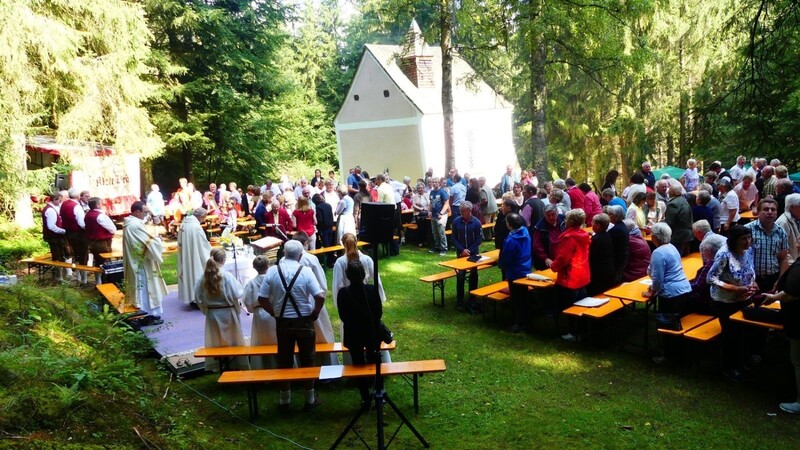 Im Umfeld der Kapelle Maria Schnee feierten die vielen Besucher des Patroziniums den Gottesdienst.