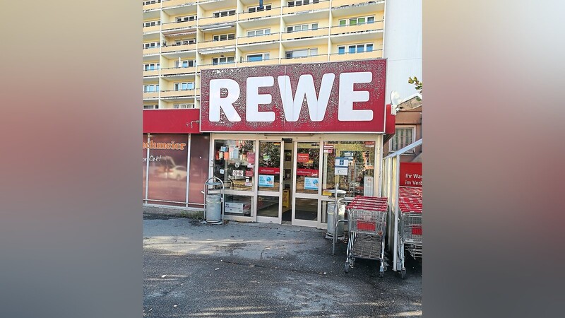 Bald schließt sich die Tür zum Rewe-Markt für immer. Viele trauern schon jetzt um den kleinen Rewe an der Papiererstraße.