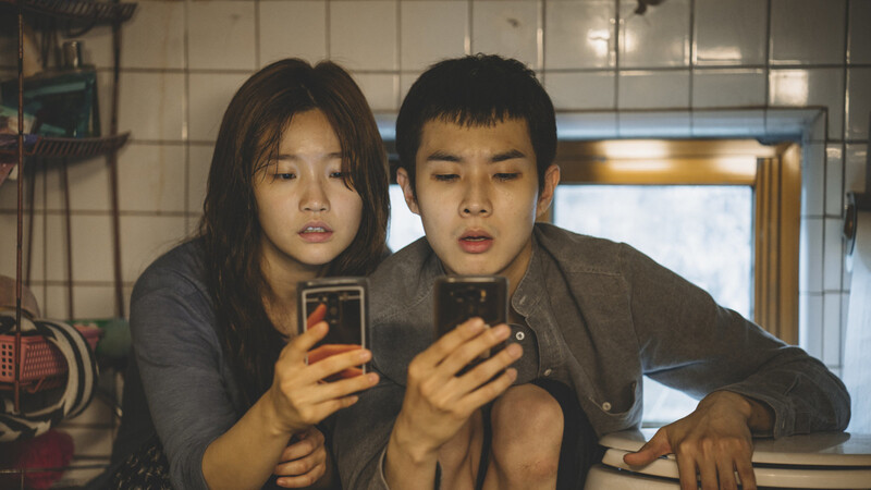 Für WLAN-Empfang kriechen Ki-jung (Park So Dam) und ihr Bruder Ki-woo (Choi Woo Shik) in das Nischenklo der Wohnung.
