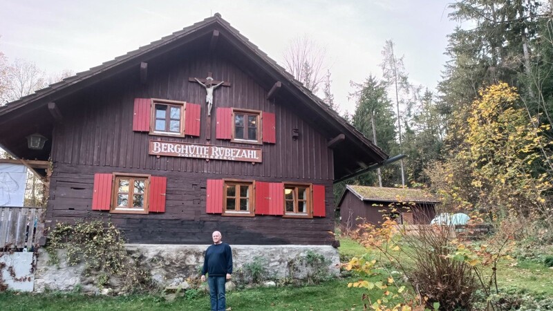 Günter Raupach war als Sohn der "Hütteneltern", die 20 Jahre lang in der Berghütte gelebt und diese verwaltet haben, eingeladen. Für ihn war der Besuch mit vielen Erinnerungen verbunden.