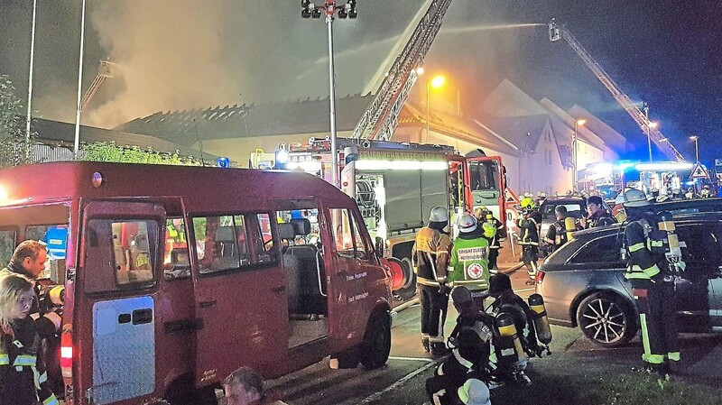 Beim Brand einer Lagerhalle im Breitenwiesweg waren 200 Feuerwehrkräfte im Einsatz.