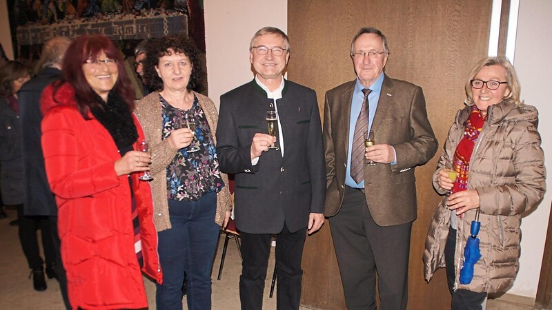 Maria Breu, Brigitte Scherr, Pfarrer Georg Praun, Xaver Betz, Resi Ittmann (von links) freuen sich auf das neue Jahr.