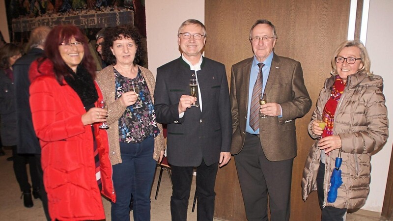 Maria Breu, Brigitte Scherr, Pfarrer Georg Praun, Xaver Betz, Resi Ittmann (von links) freuen sich auf das neue Jahr.