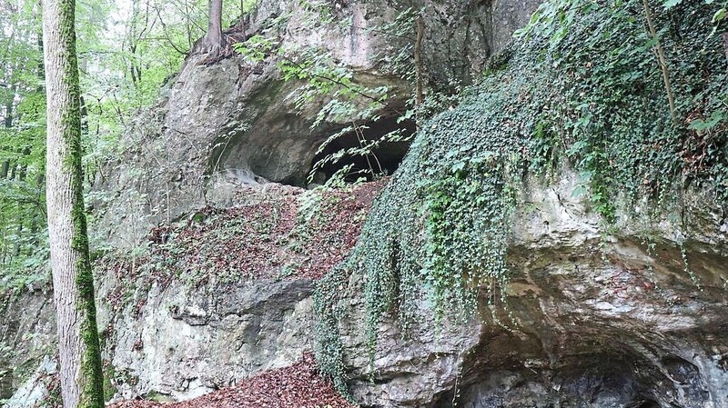 Der Eingang zur Sesselfelsgrotte. In ihr wurden 100 000 Fundstücke aus der Neandertaler-Zeit entdeckt.