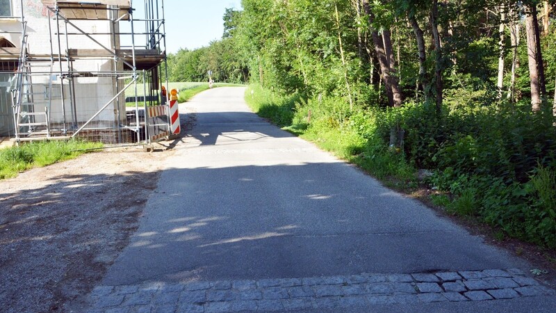 In der Gemeindeverbindungsstraße von Oberteisbach nach Heimlichleiden werden im Bereich der Kapelle die Querrillen entfernt.