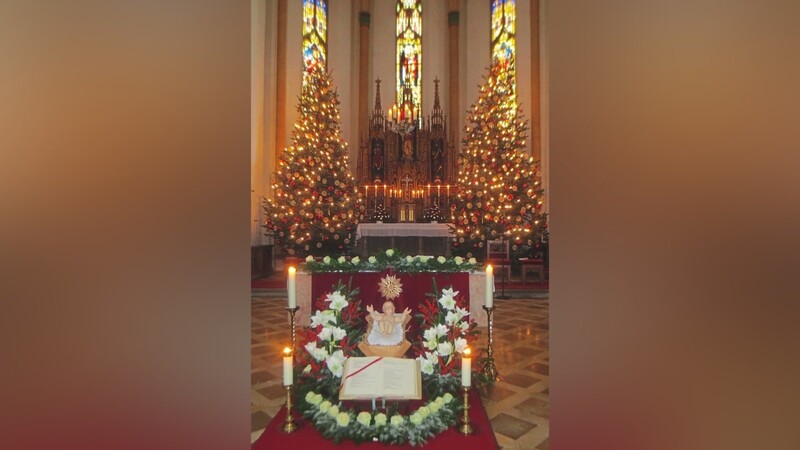Der Altarraum der Kirche St. Martin mit dem Jesuskind.